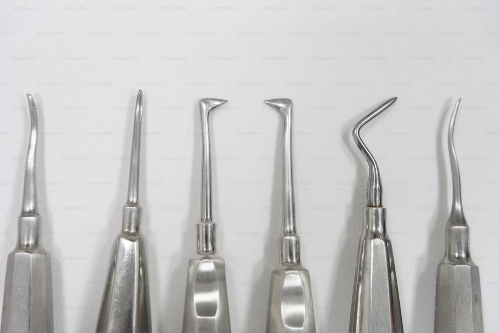 un gruppo di strumenti dentali seduti uno accanto all'altro