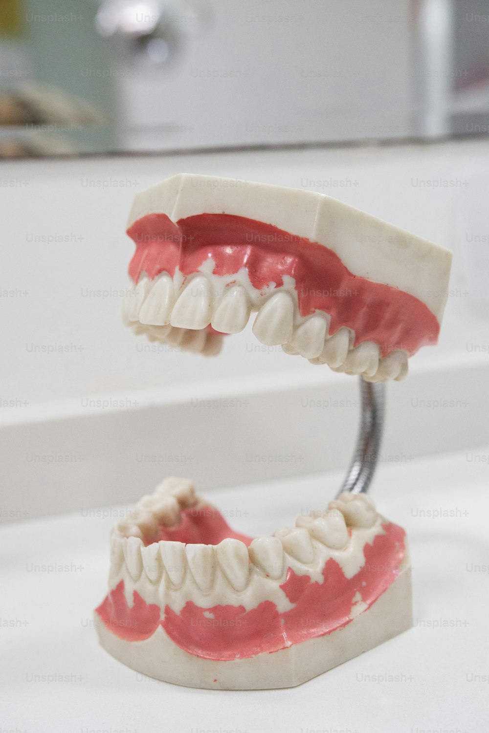 Un modello di un dente con uno spazzolino da denti in esso