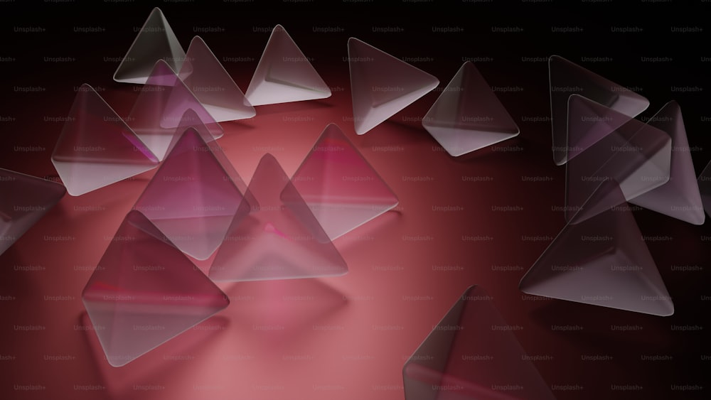 um grupo de formas triangulares em um fundo vermelho