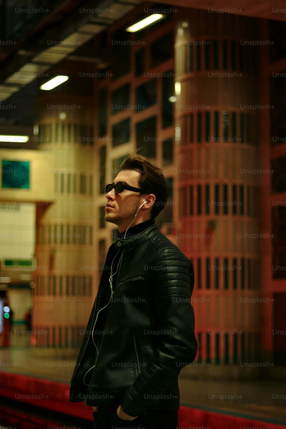 Ein Mann in schwarzer Lederjacke und Sonnenbrille
