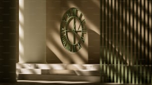 Eine Uhr, die an der Seite einer Wand neben einem Fenster sitzt