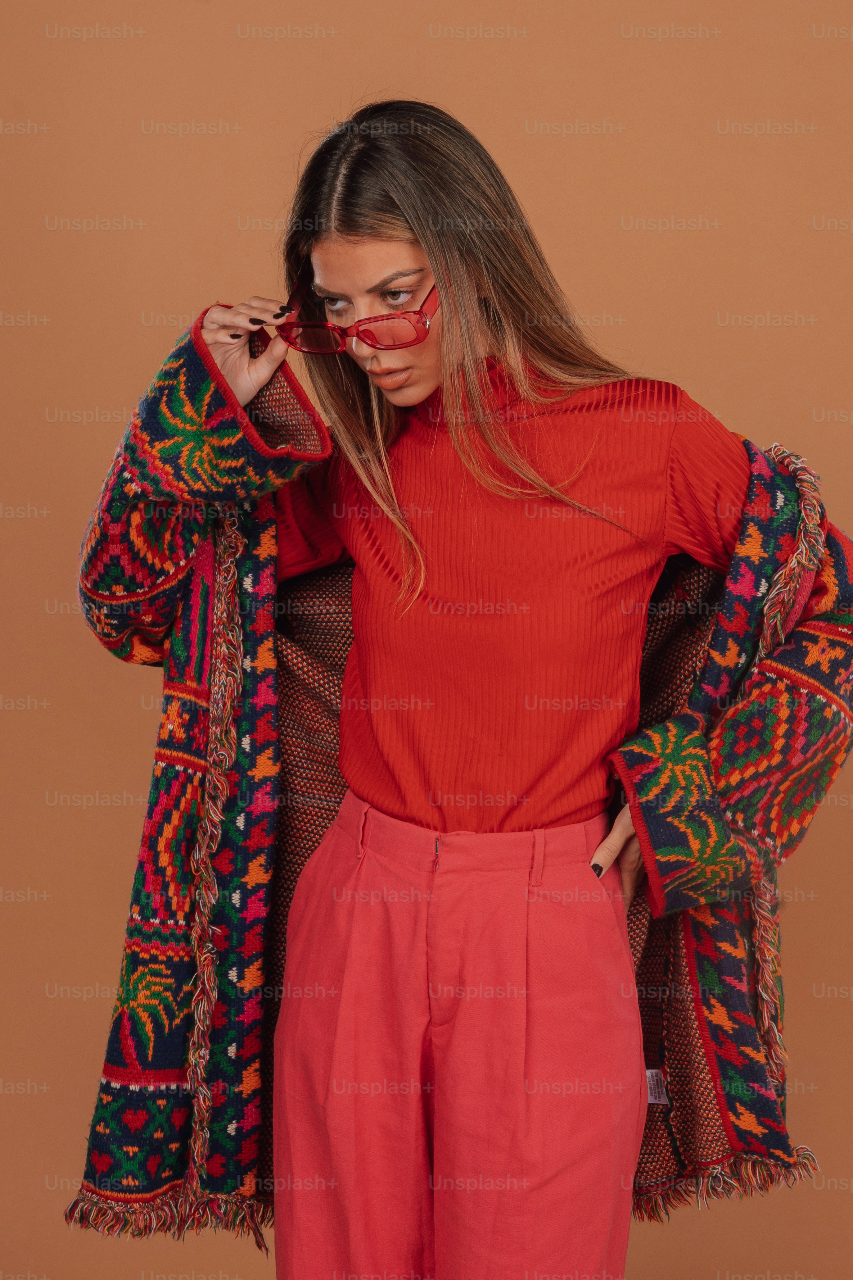 Eine Frau mit rotem Oberteil und rosa Hose