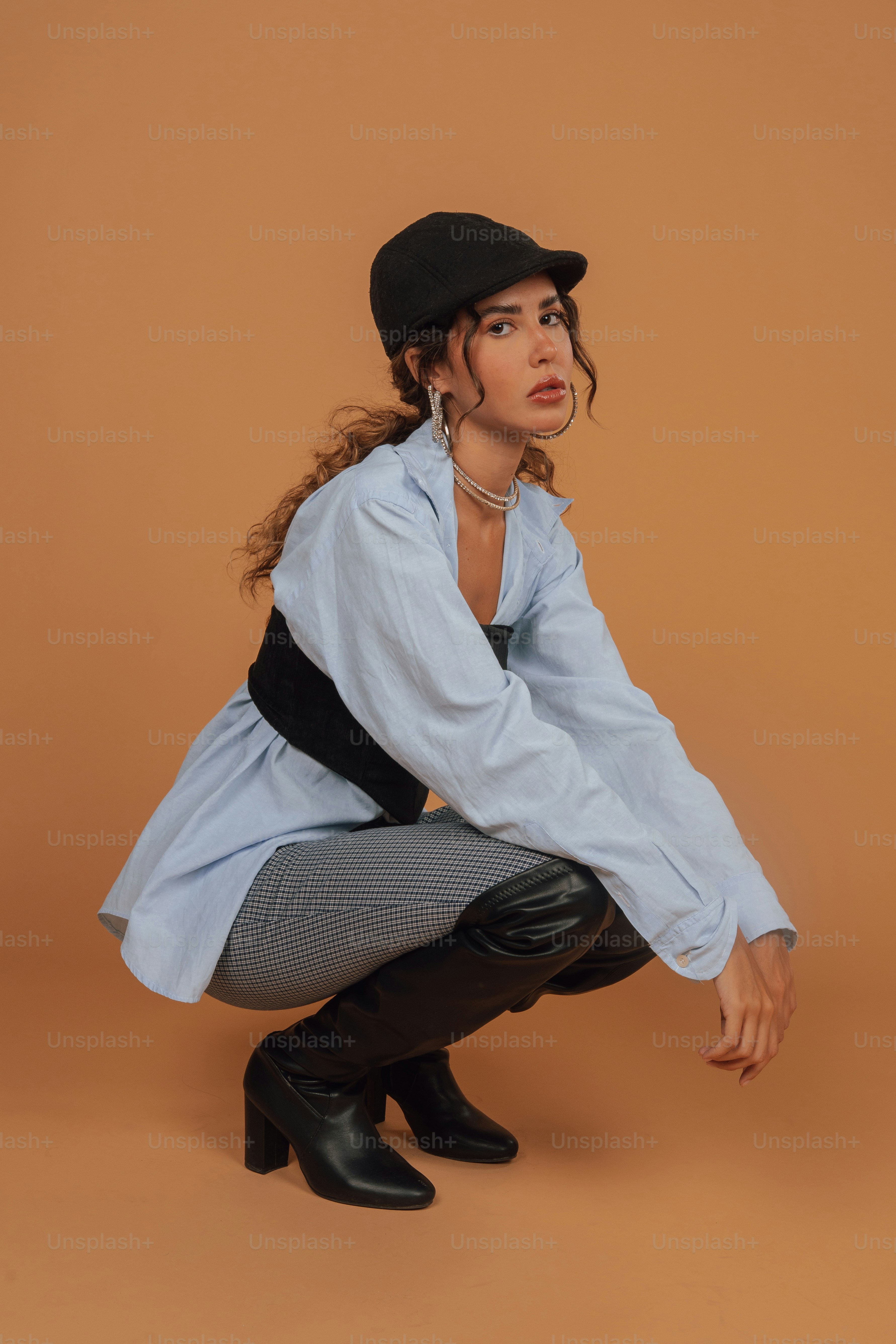 Eine Frau in blauem Hemd und schwarzem Hut