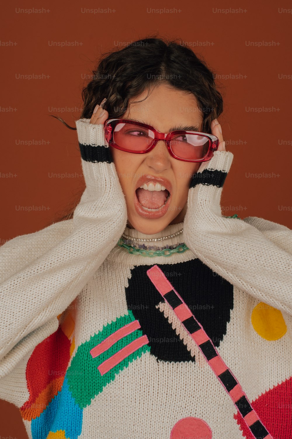 화려한 스웨터와 빨간 안경을 쓴 여자