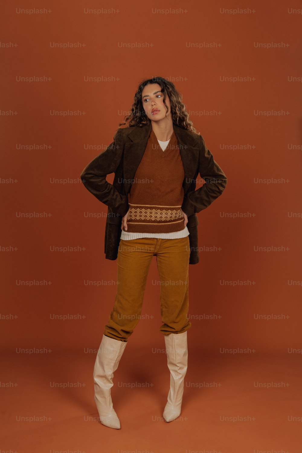 Une femme vêtue d’un pull marron et d’un pantalon marron