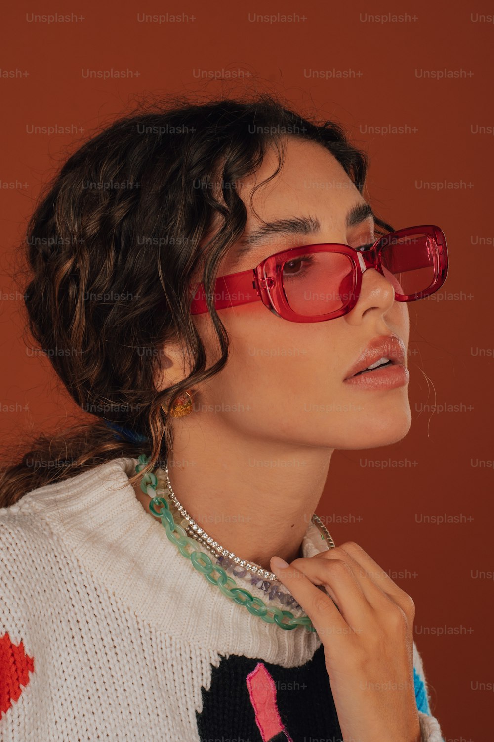 une femme portant des lunettes rouges et un pull