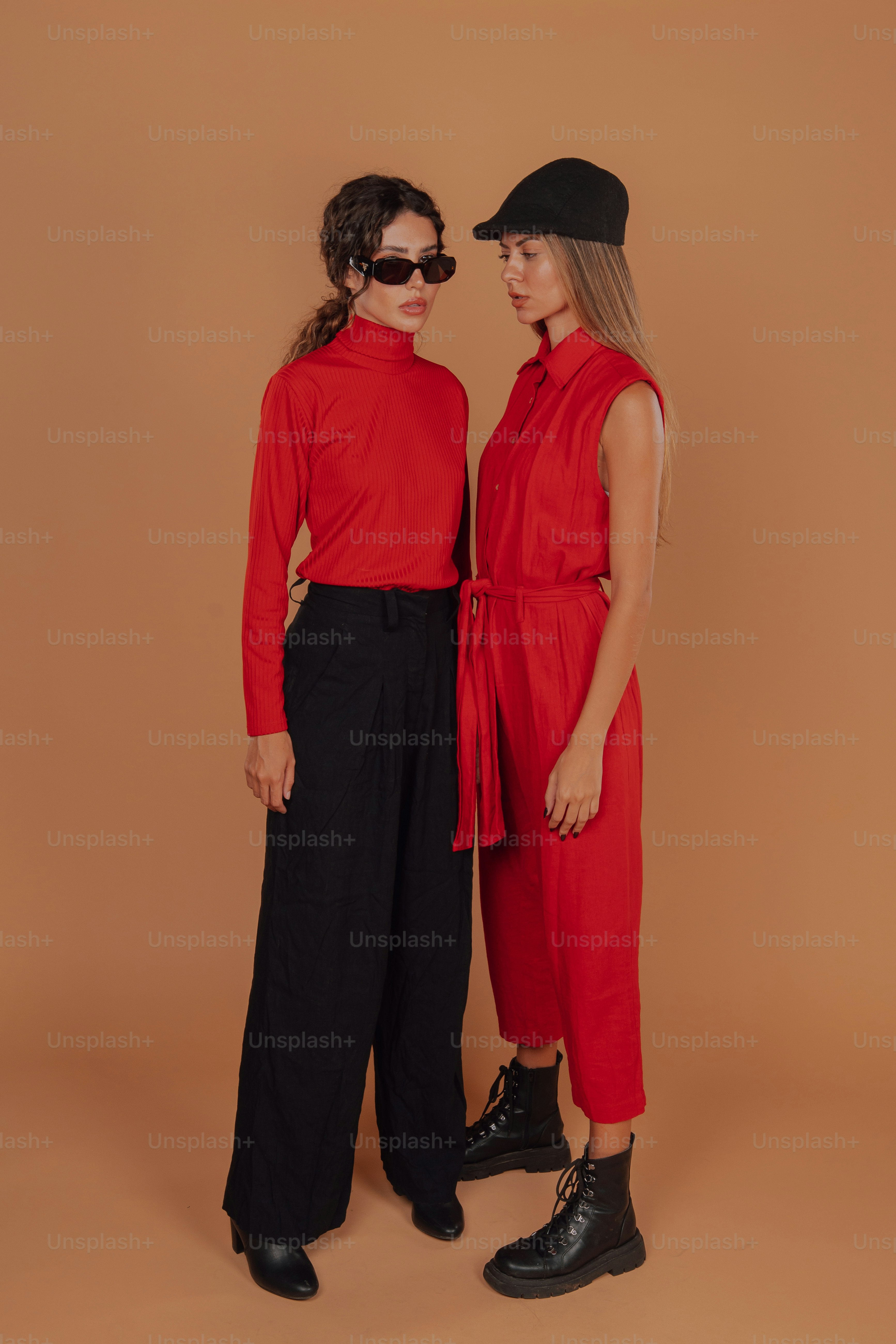premium_photo-1673758891156-7fc84442fb8e?ixid=M3wxMjA3fDB8MXxzZWFyY2h8NjF8fFN0eWxpc2glMjBvdXRmaXRzfGVufDB8fHx8MTczNTkwOTIzN3ww%5Cu0026ixlib=rb-4.0.3