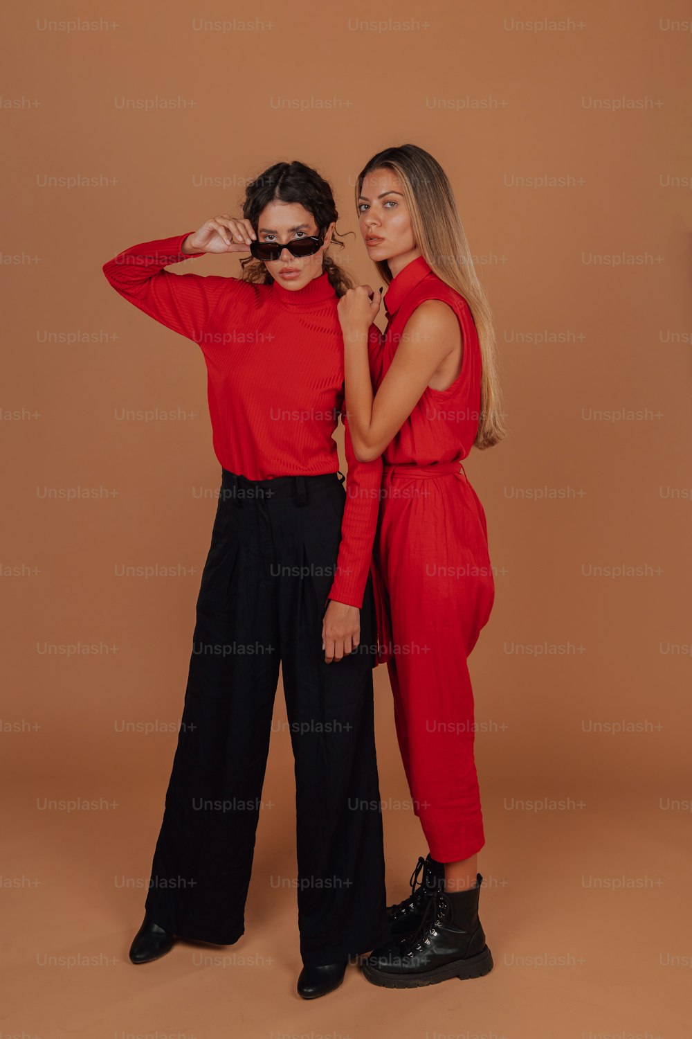 Deux femmes en chemise rouge et pantalon noir