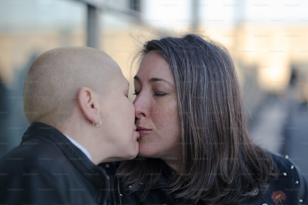 uma mulher beijando um homem na bochecha