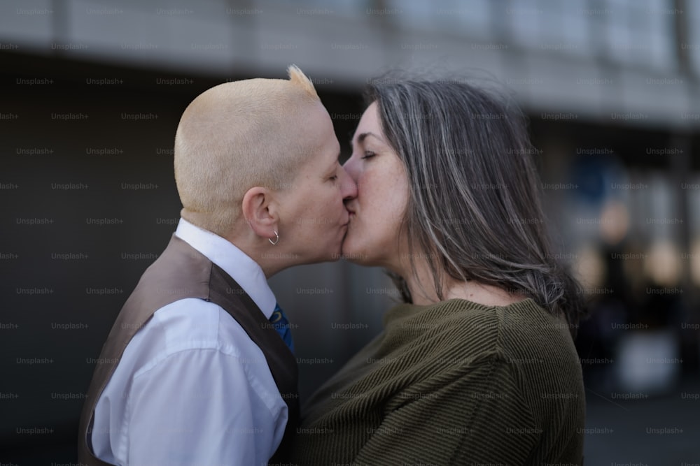 Un homme et une femme s’embrassent