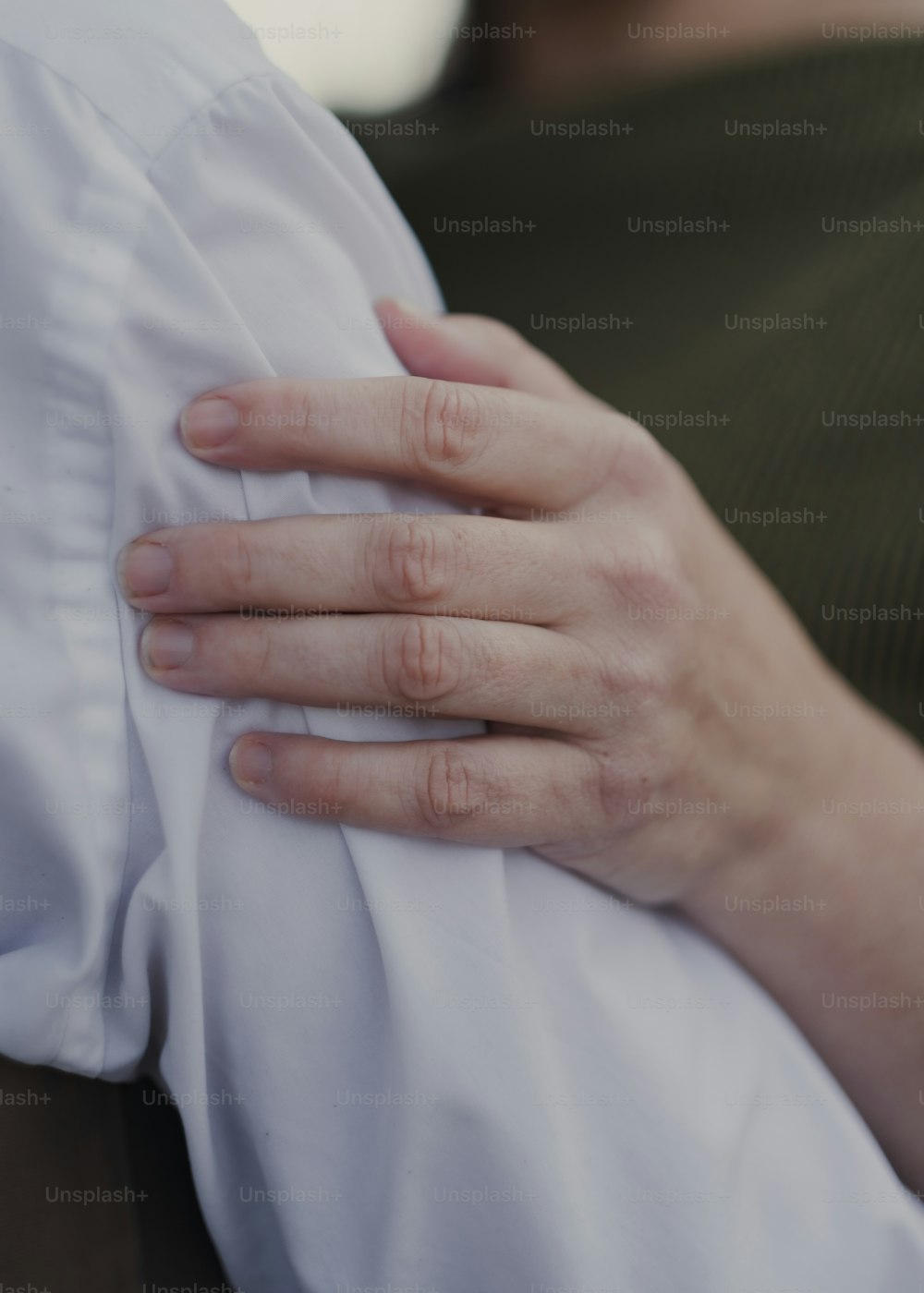 Un primer plano de las manos de una persona sosteniendo una almohada