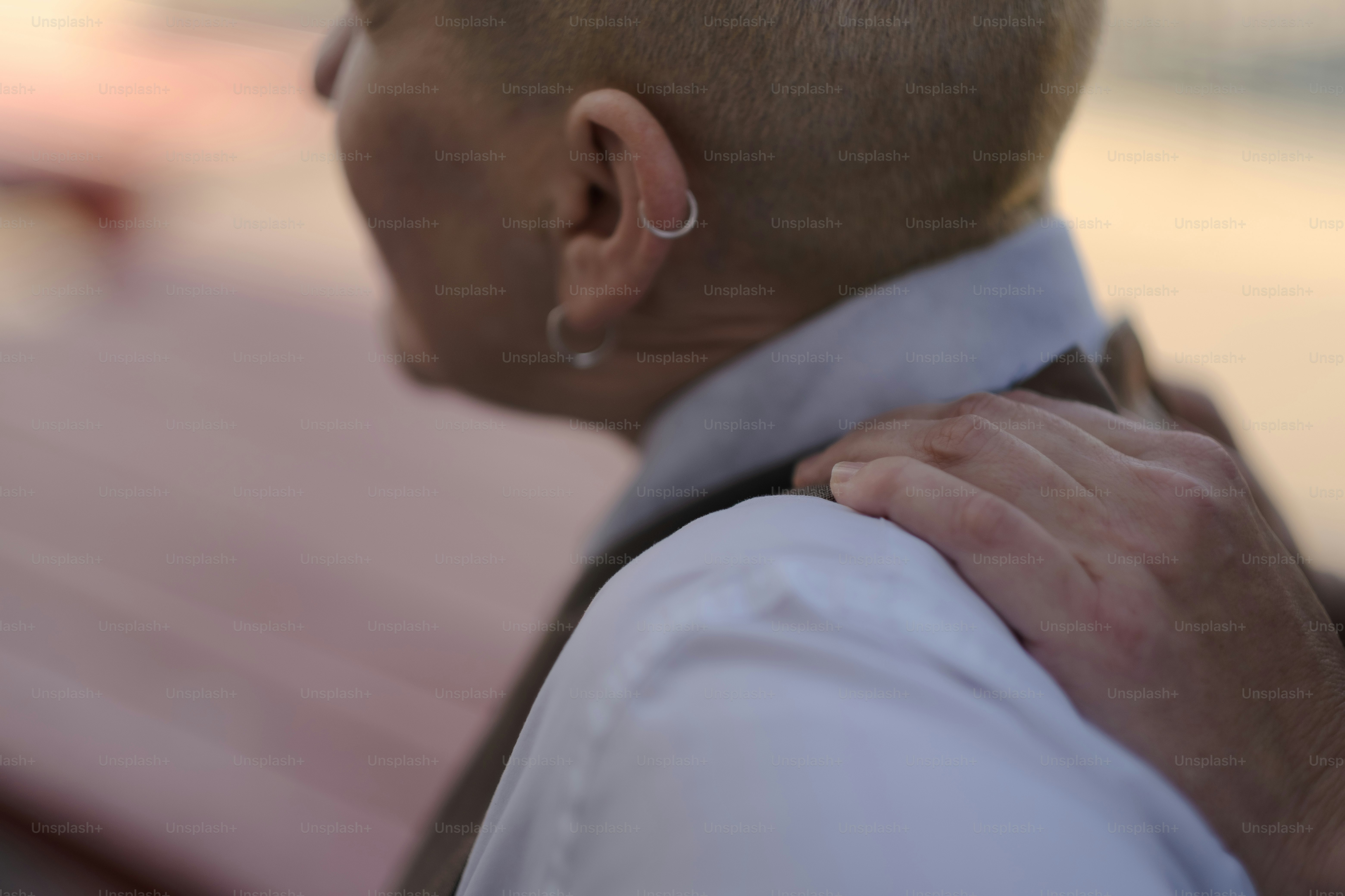 Un primer plano de una persona con traje y corbata