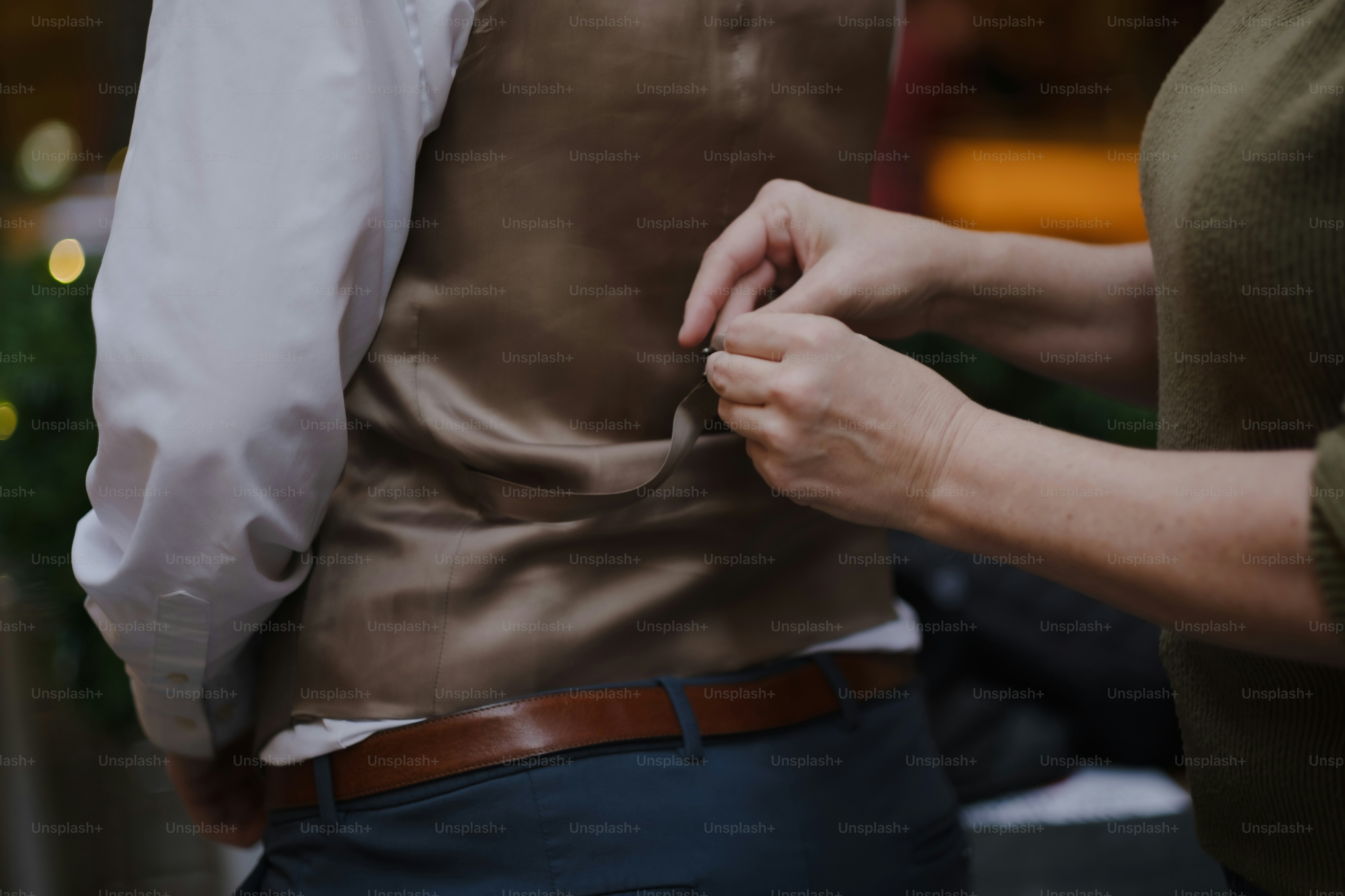 Una mujer ayudando a un hombre a ponerse la corbata