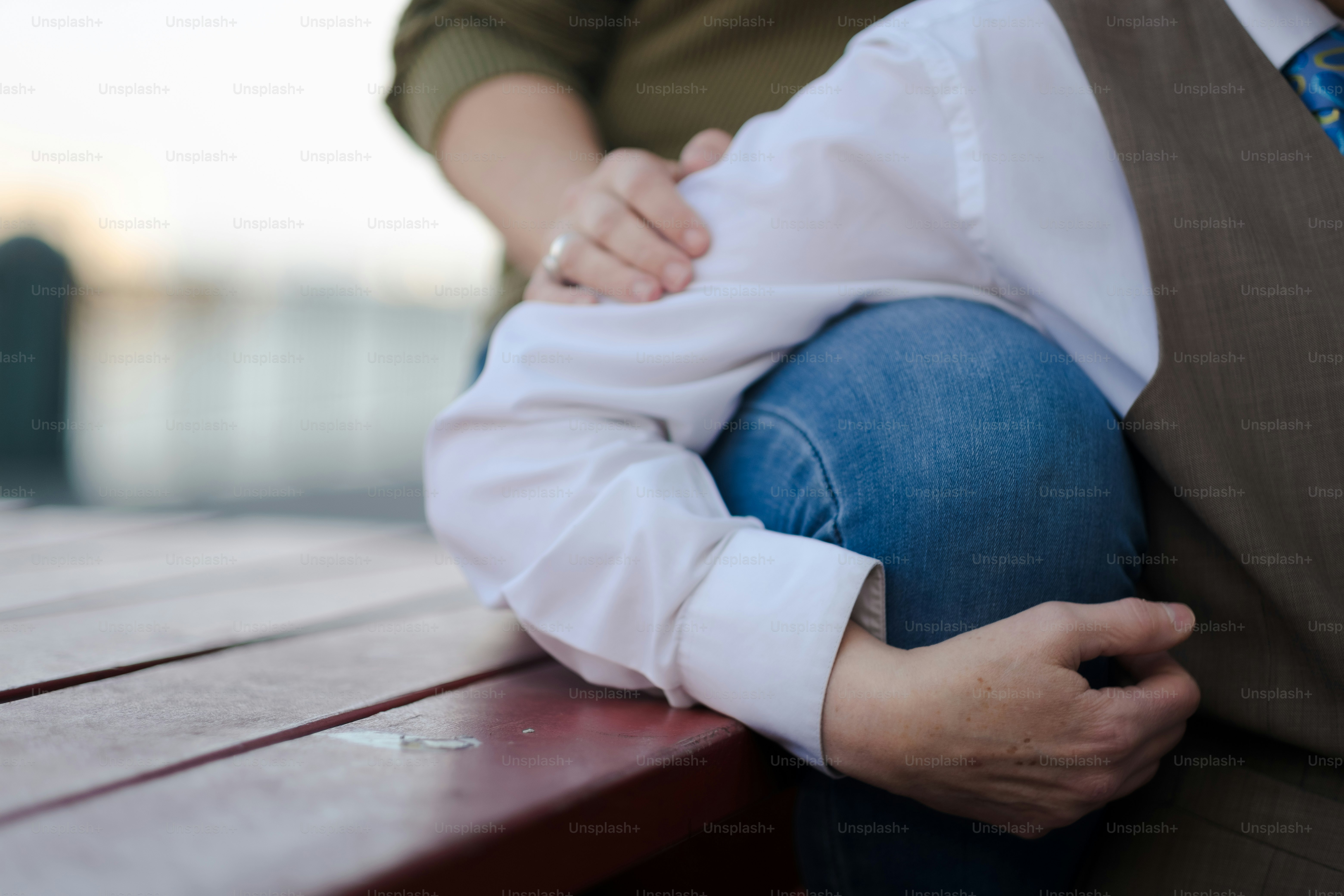 Un hombre y una mujer abrazándose en un banco