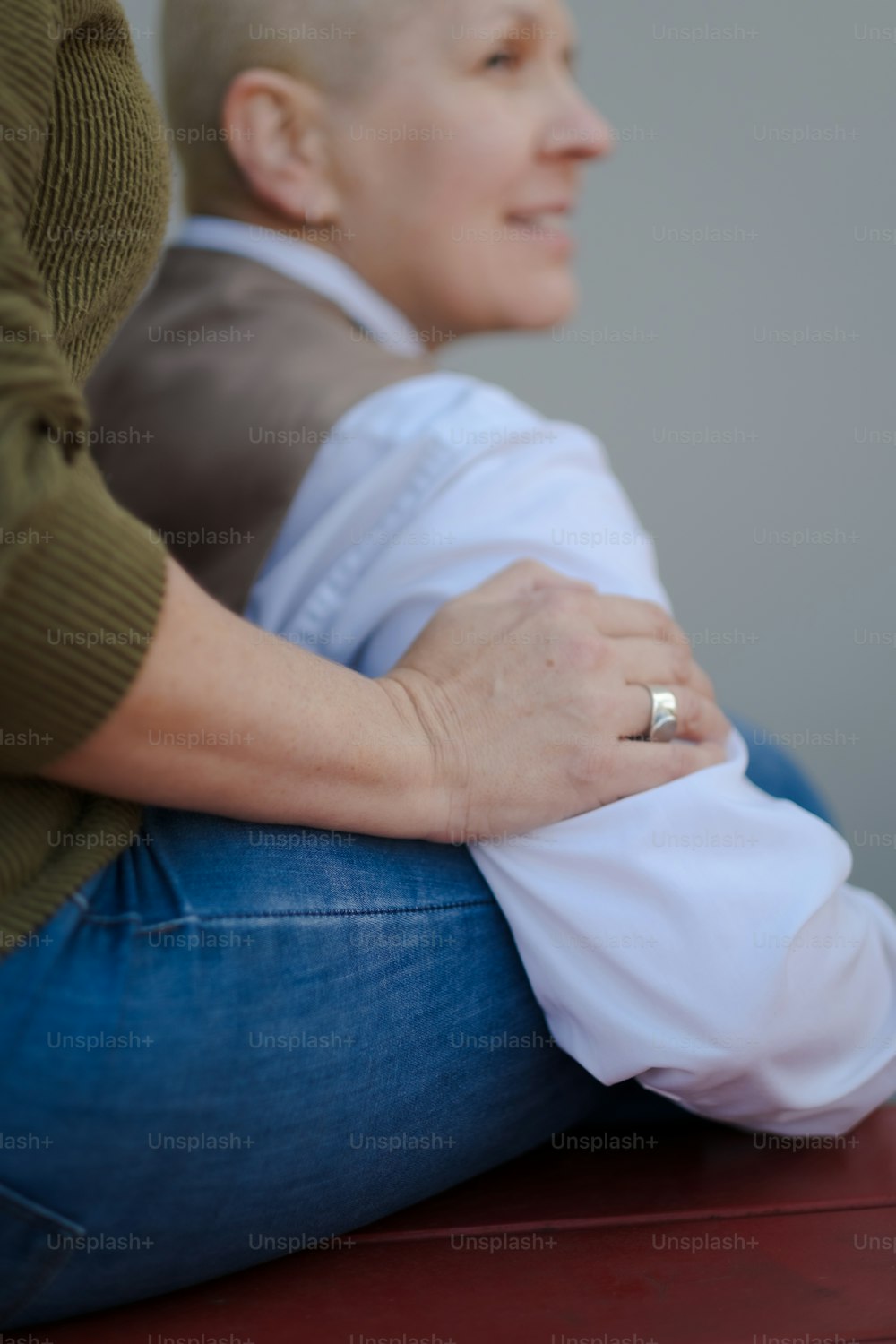 una donna seduta su un tavolo con le mani sulle ginocchia