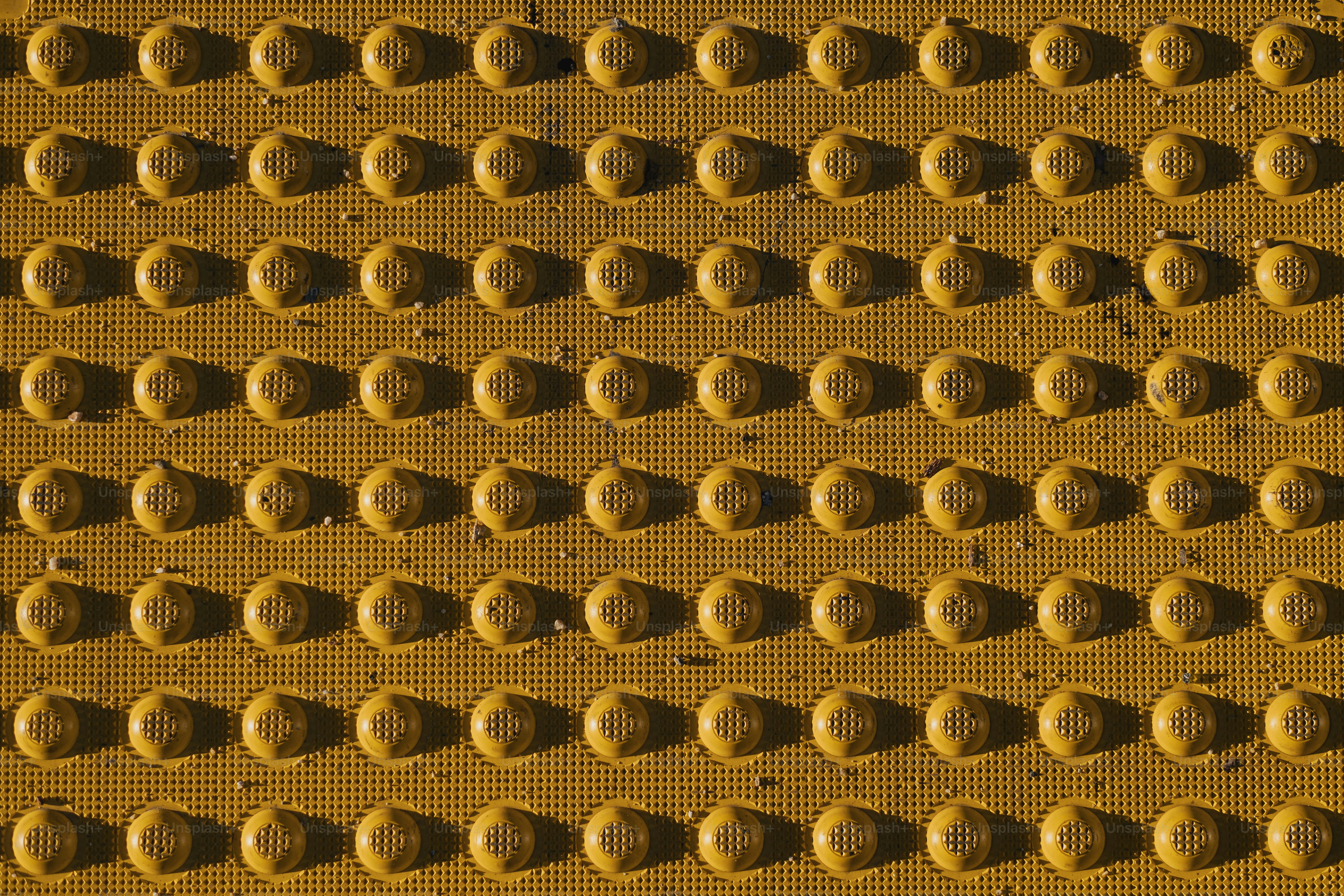 um close up de uma parede amarela com círculos sobre ele