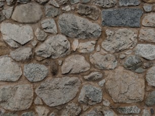 um close up de uma parede de pedra feita de rochas