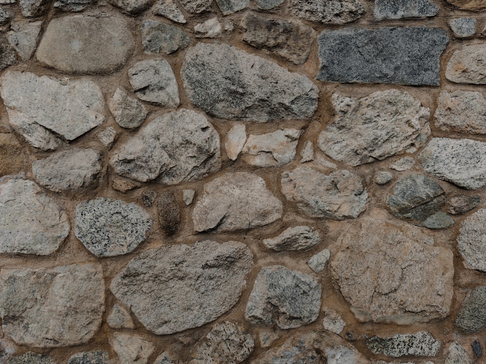 um close up de uma parede de pedra feita de rochas
