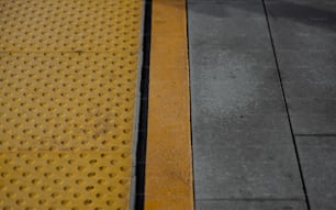 um close up de uma linha amarela e preta em uma rua