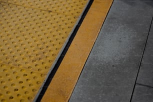 Un primo piano di una piattaforma gialla e nera