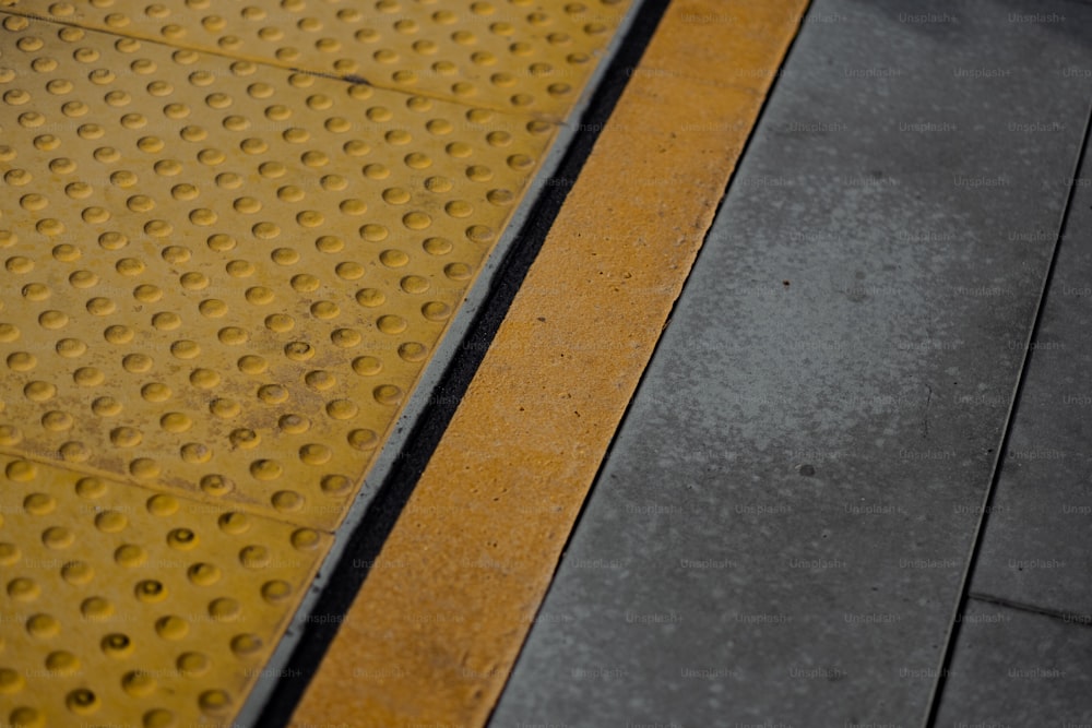 um close up de uma plataforma amarela e preta
