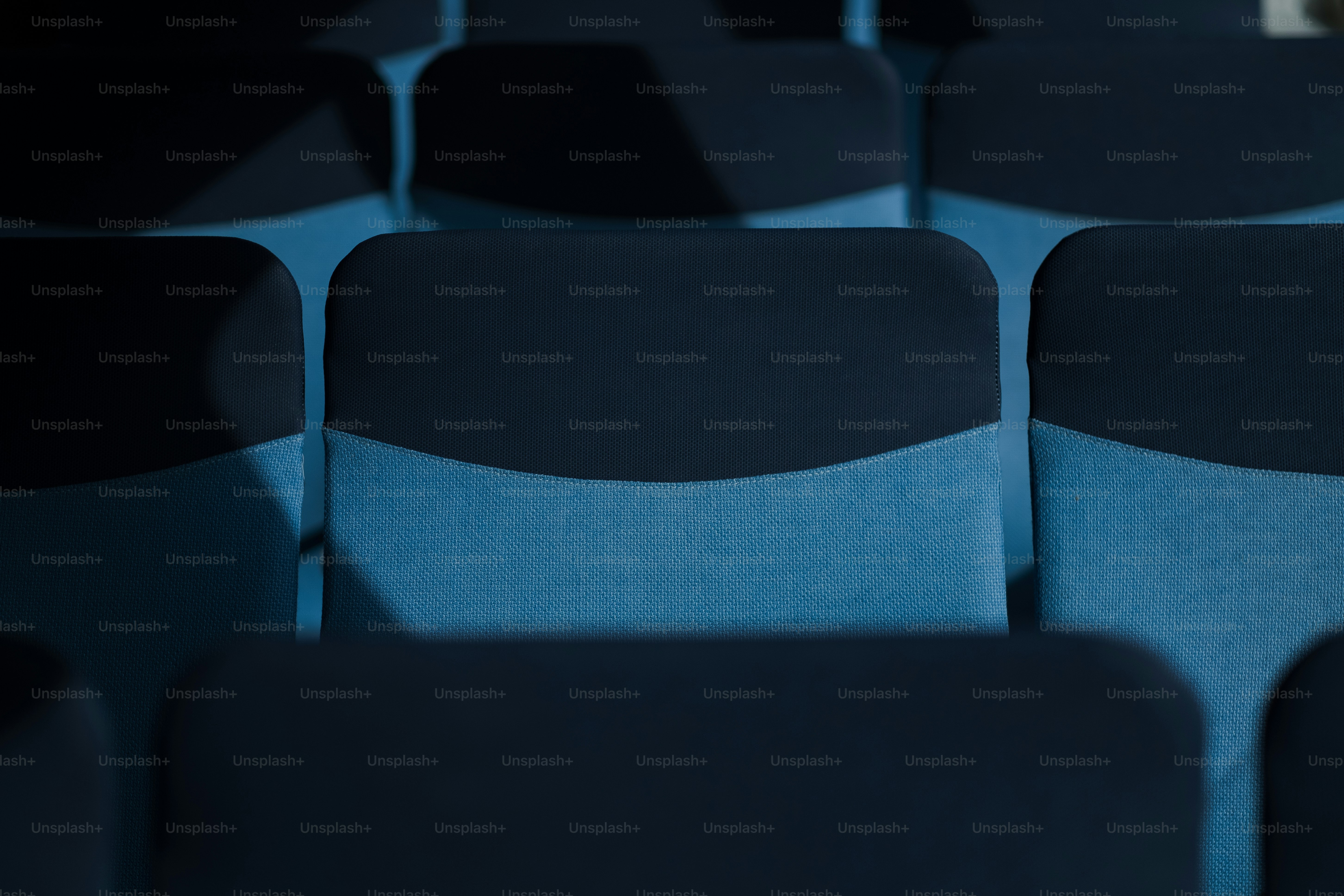 Gros plan d’une chaise bleue et noire