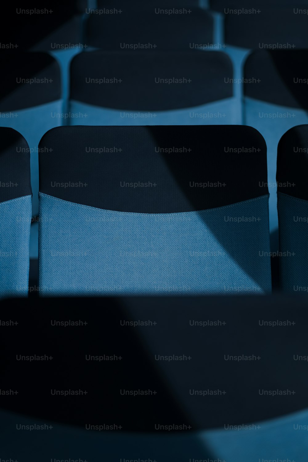 Una fila de asientos azules sentados uno al lado del otro