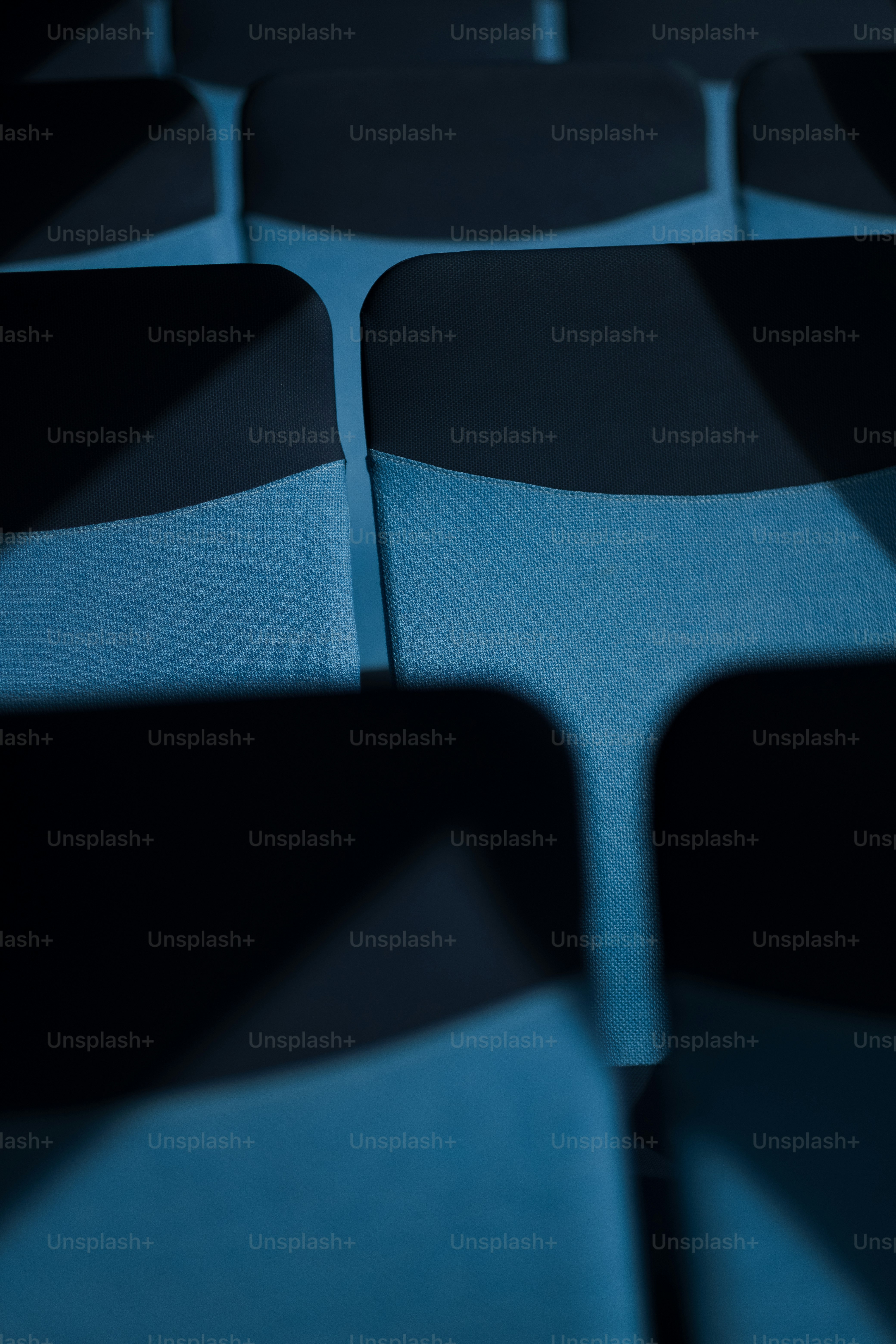 Gros plan d’une rangée de sièges bleus