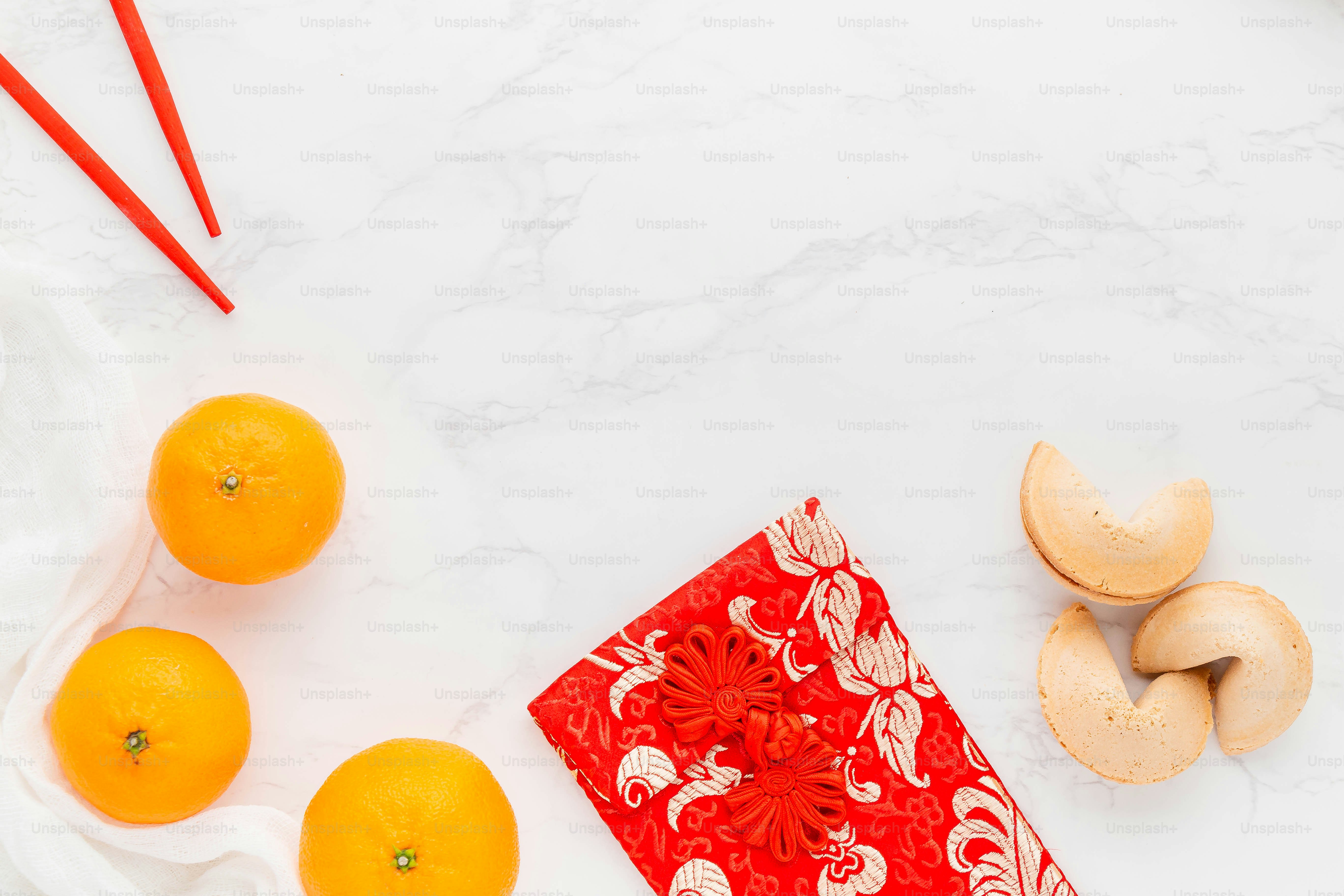 ein Tisch mit Orangen, Pilzen und einer roten Serviette