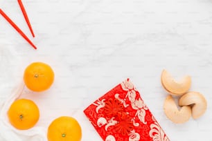 una mesa con naranjas, champiñones y una servilleta roja