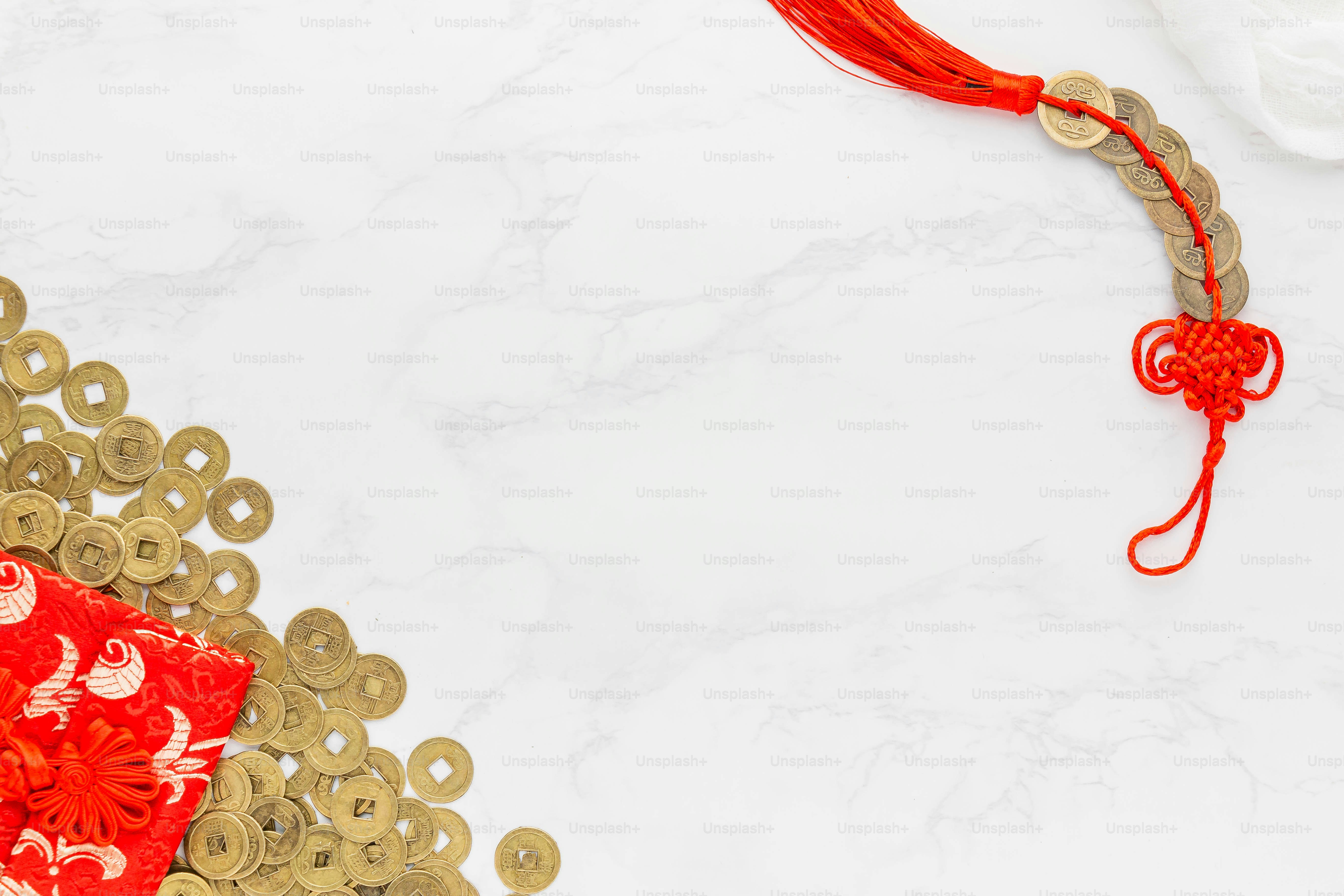 Un collar rojo y dorado con una borla roja