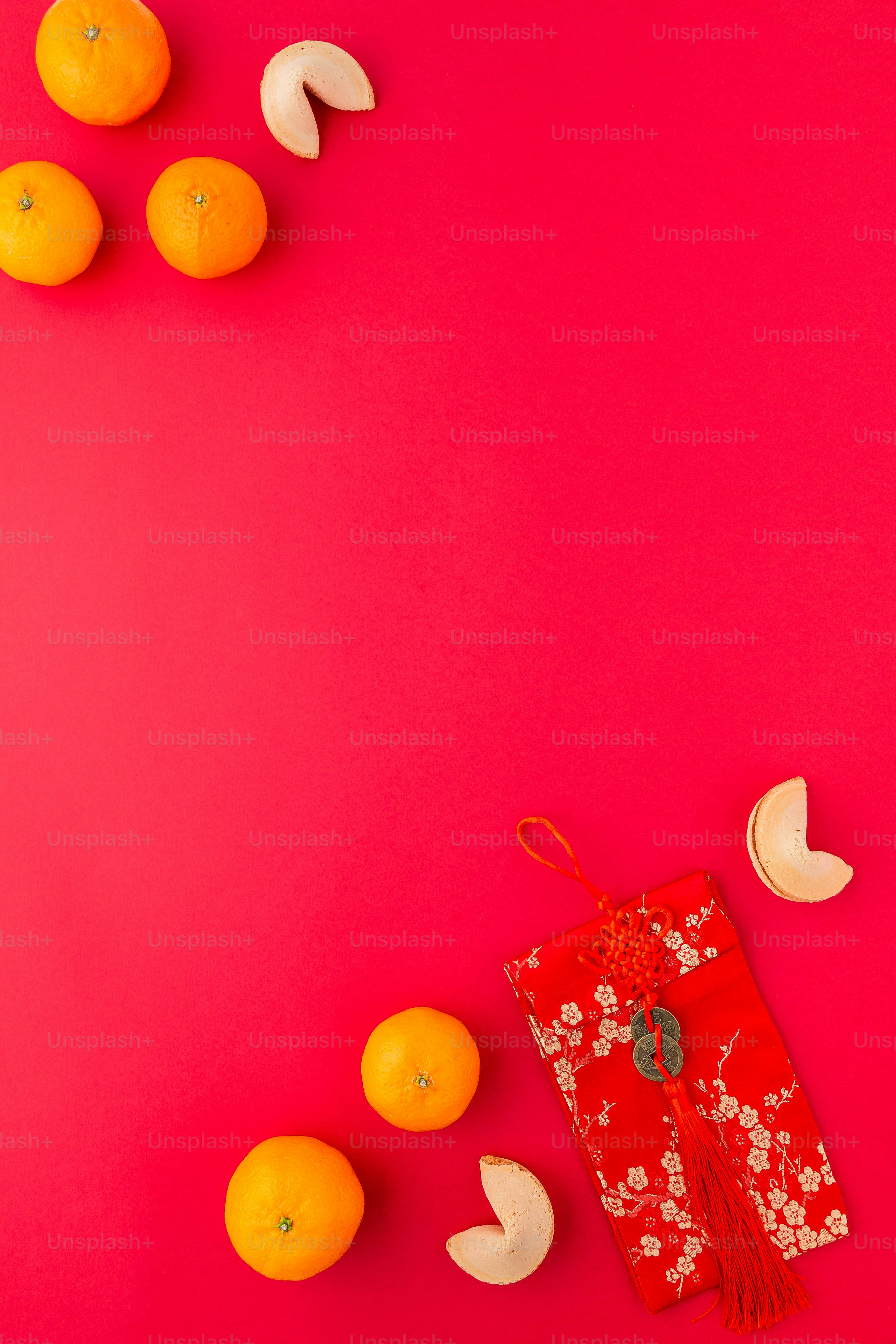 ピンクの背景にオレンジ、バナナ、オレンジ