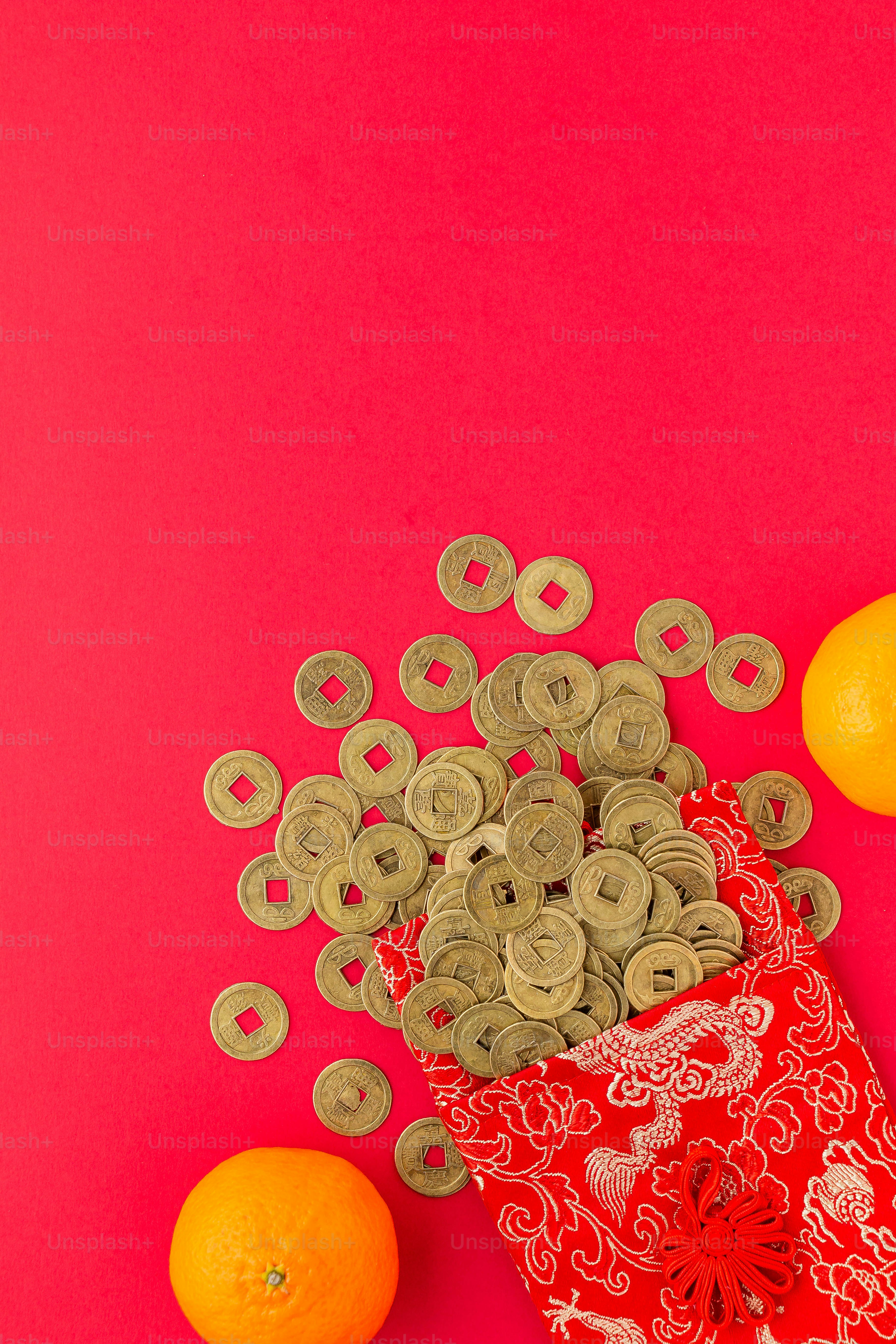 2つのオレンジの隣にドーナツが入った赤い袋