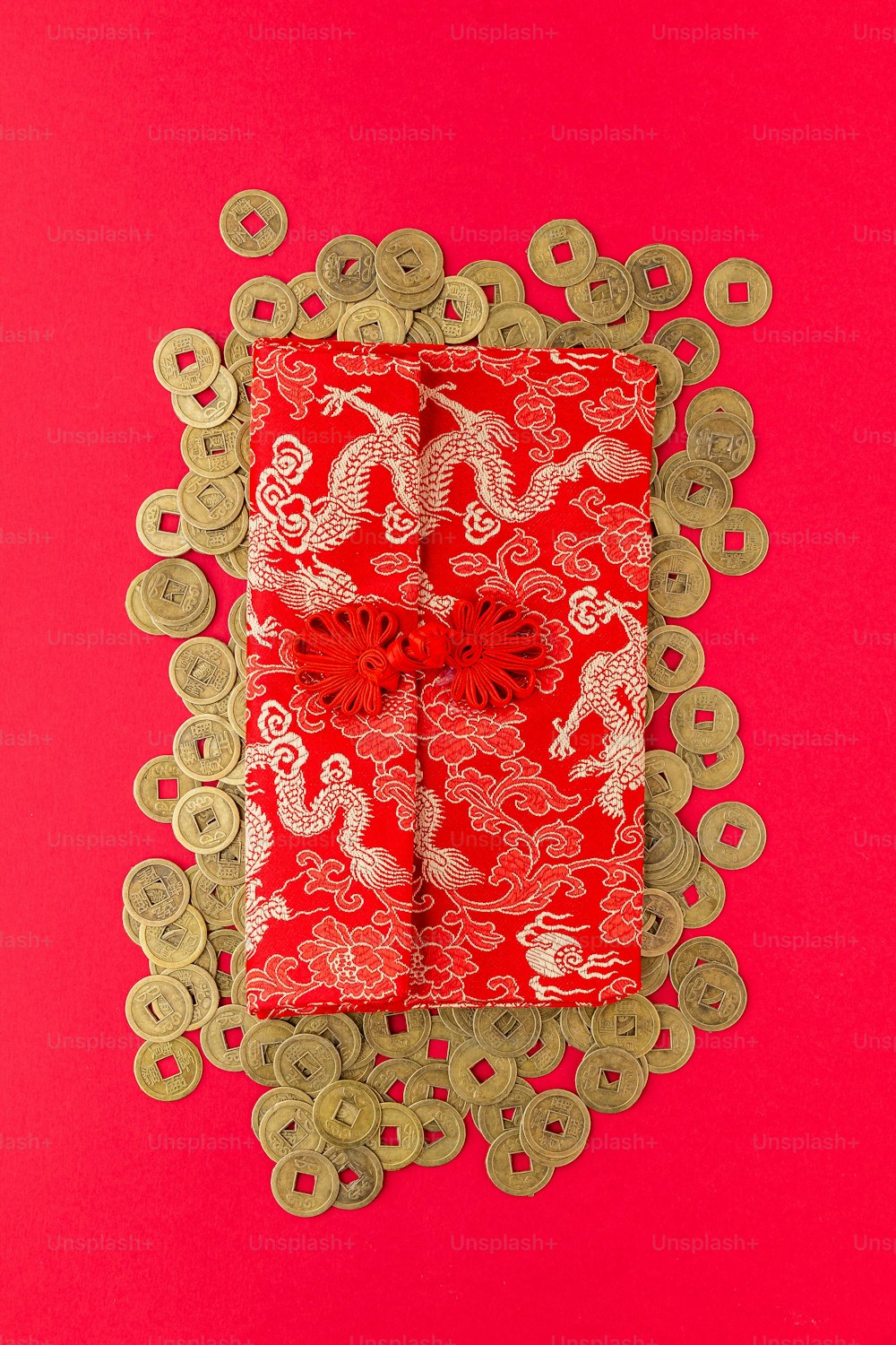 a red and gold paper with a dragon on it