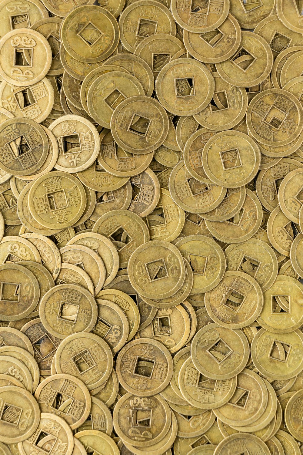 um monte de moedas que são empilhadas umas sobre as outras