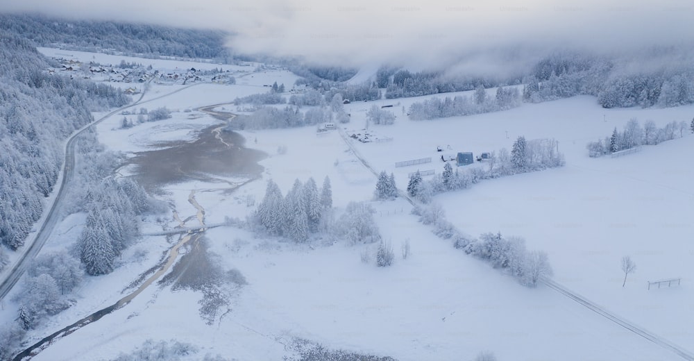 Una vista aérea de un pueblo de montaña cubierto de nieve