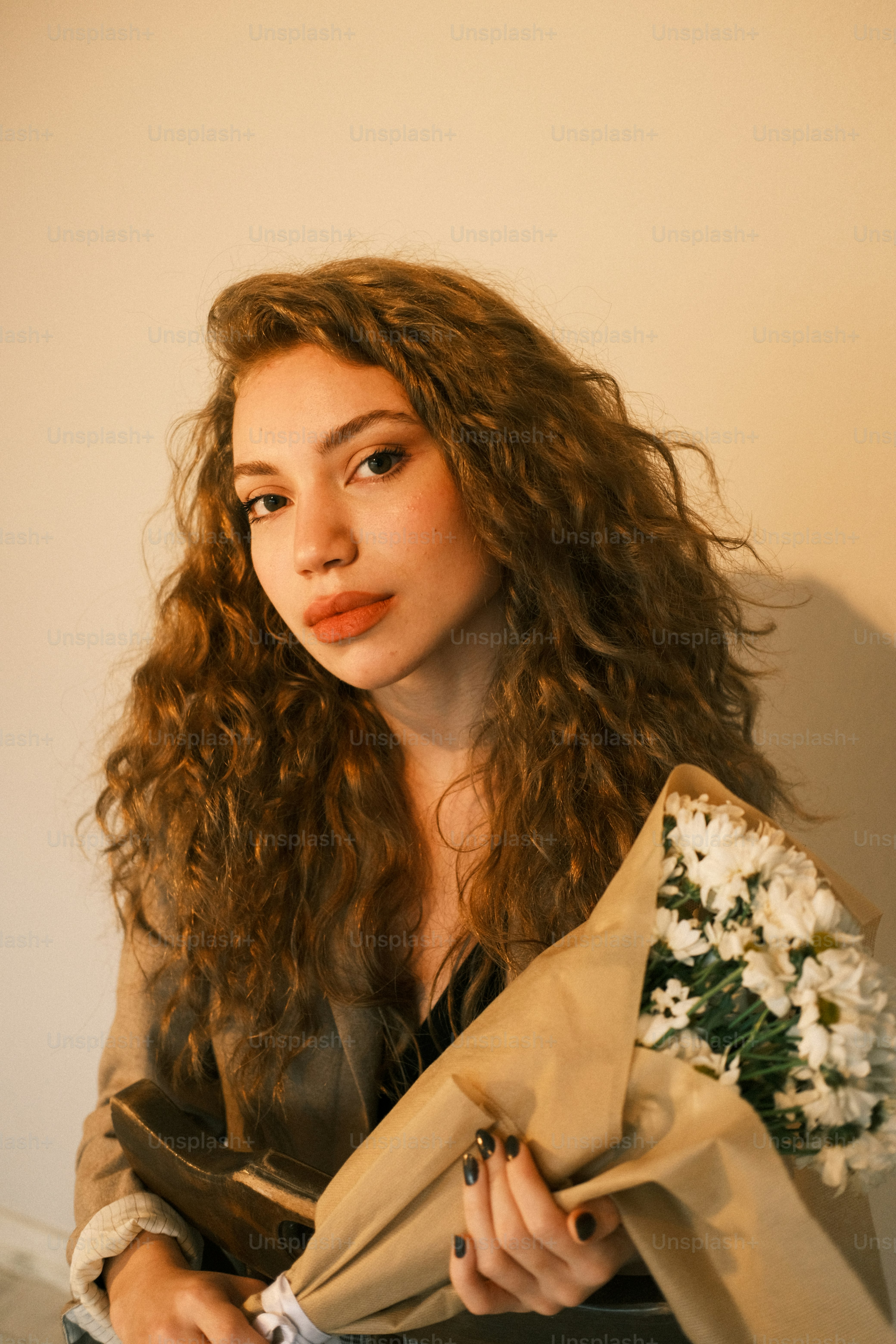 Une femme assise tenant un bouquet de fleurs