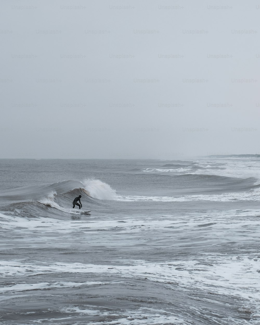 Un hombre montando una ola encima de una tabla de surf