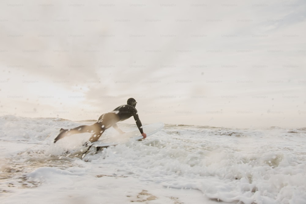 Ein Mann reitet auf einer Welle auf einem Surfbrett