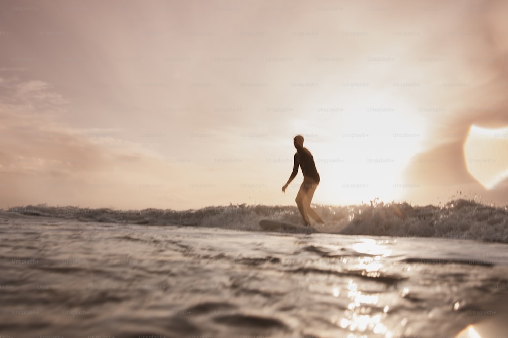 Ein Mann reitet auf einer Welle auf einem Surfbrett