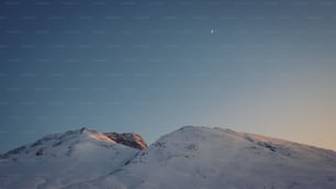 Ein schneebedeckter Berg unter strahlend blauem Himmel