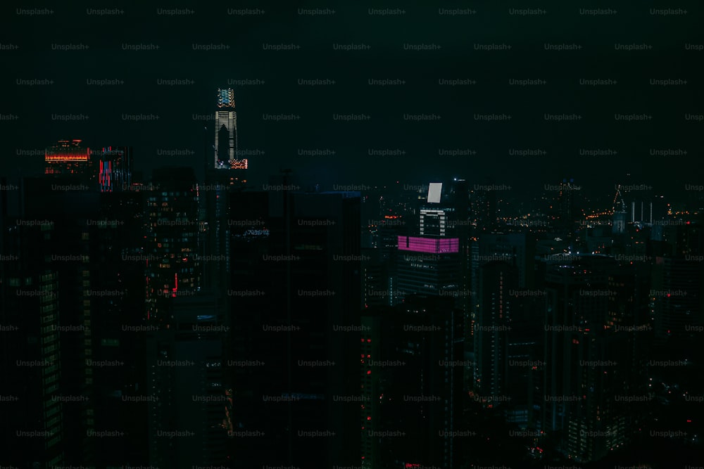 una vista di una città di notte dalla cima di un edificio