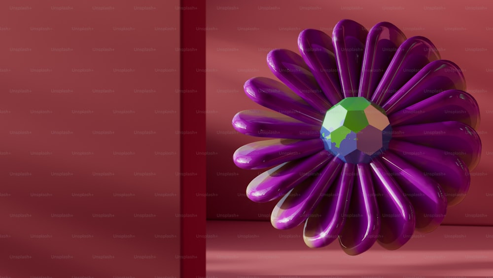 une fleur violette avec un diamant au centre