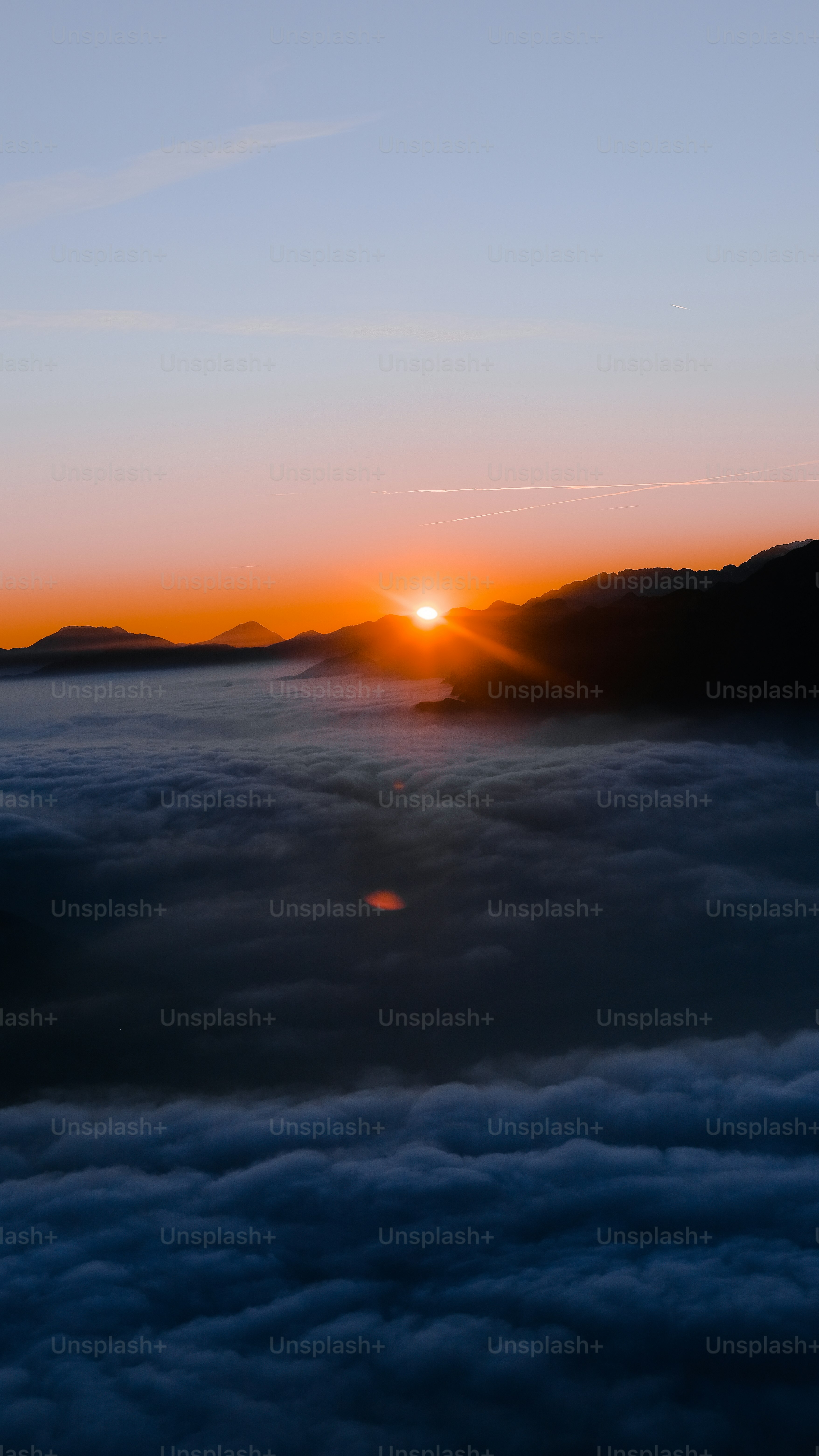 o sol está se pondo sobre as nuvens no céu