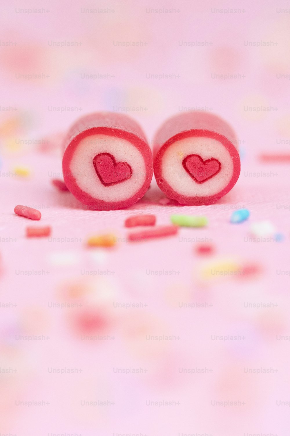 Un par de galletas rojas y blancas en forma de corazón