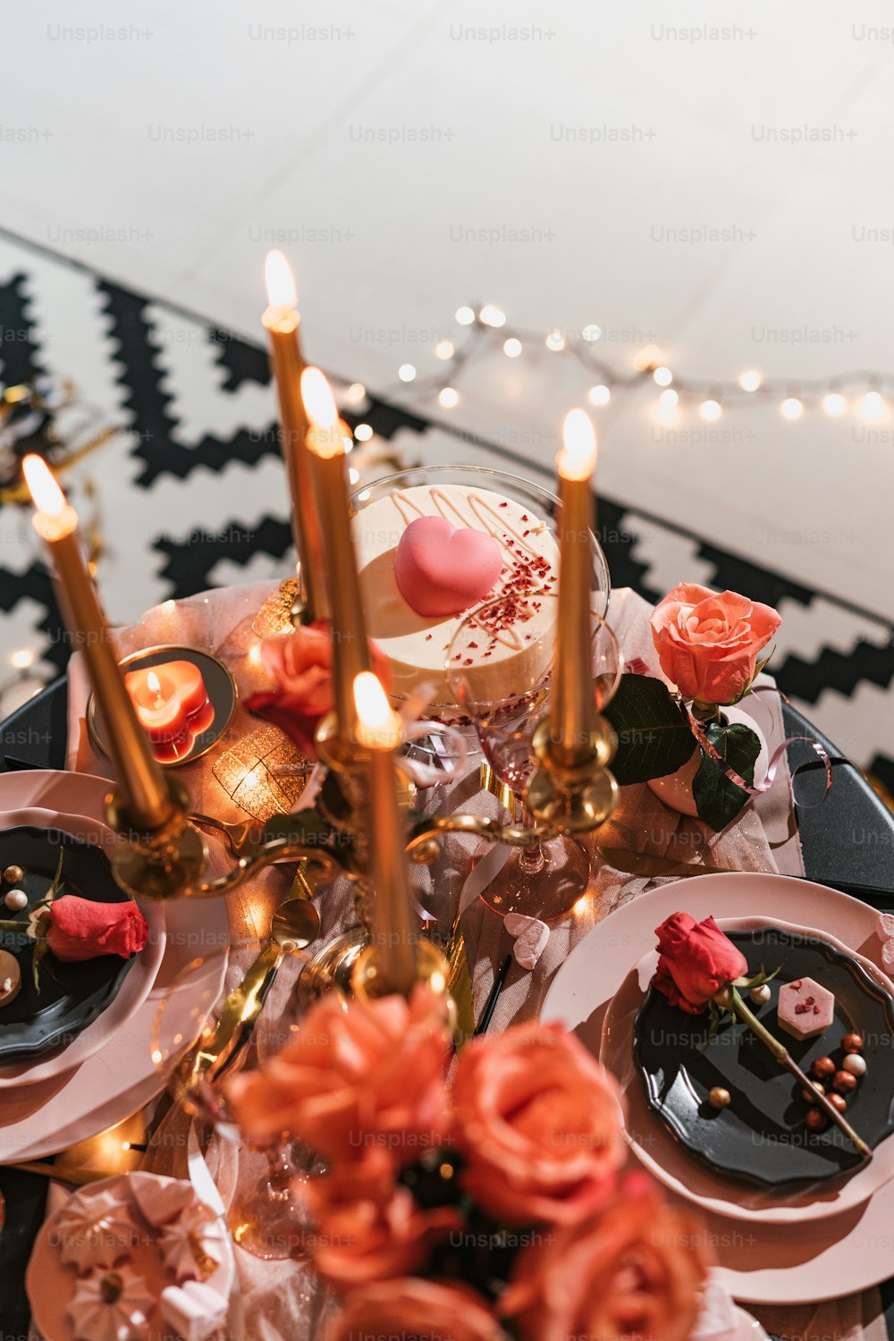 uma mesa é posta com um bolo e velas