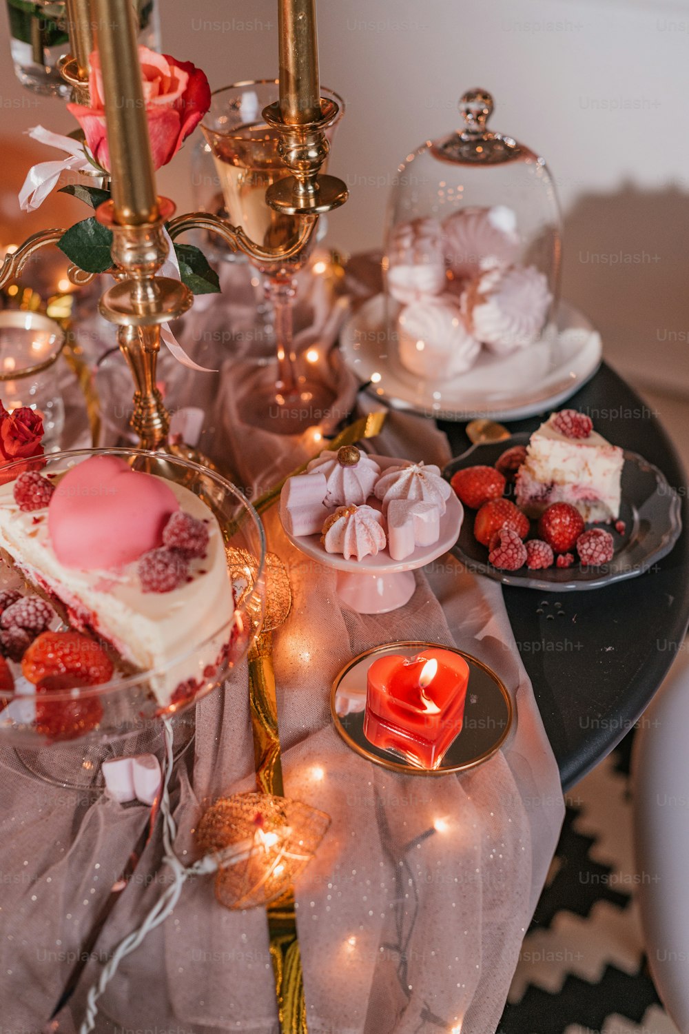 uma mesa coberta com bolos e uma vela
