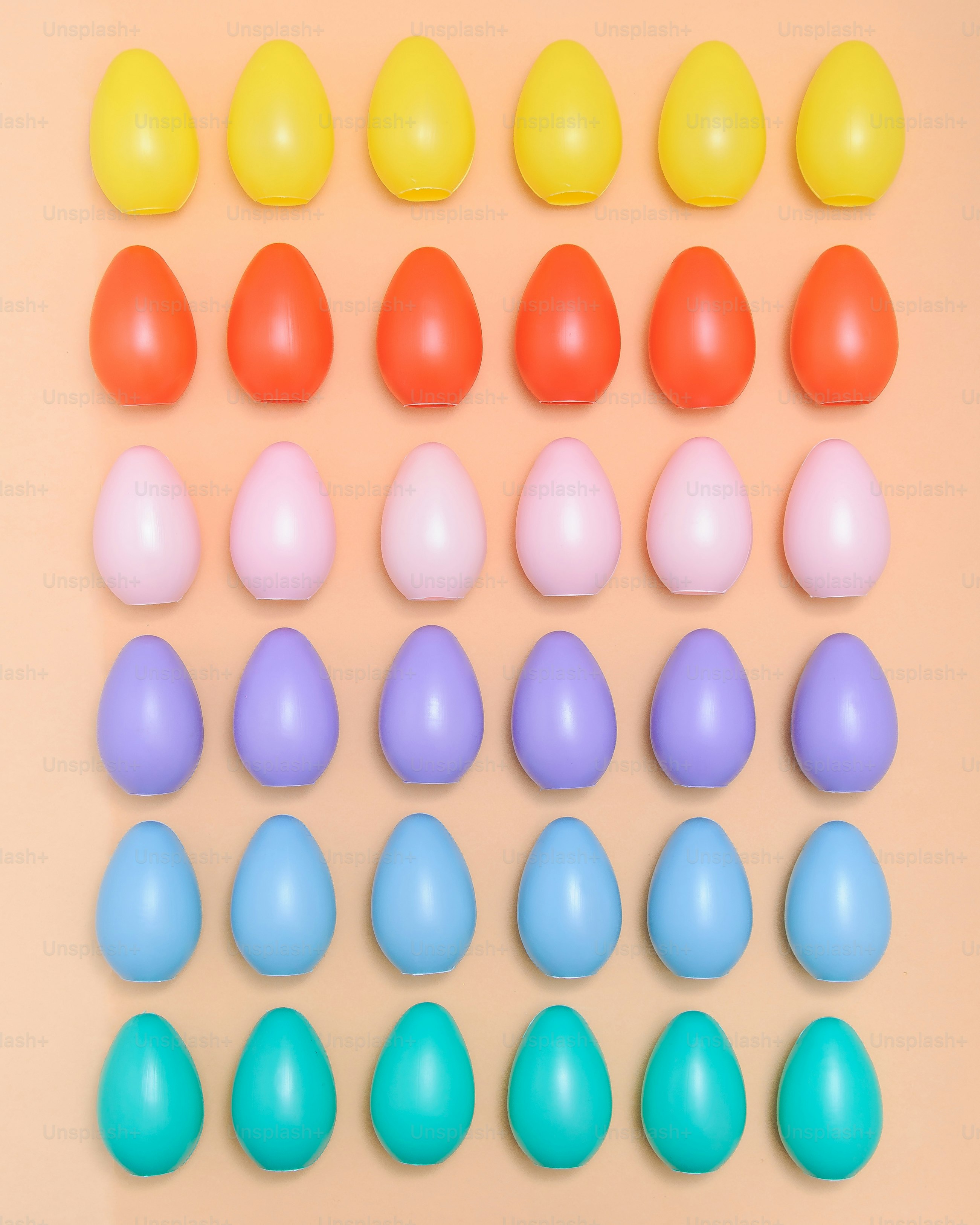 um grupo de ovos de plástico sentados em cima de uma mesa