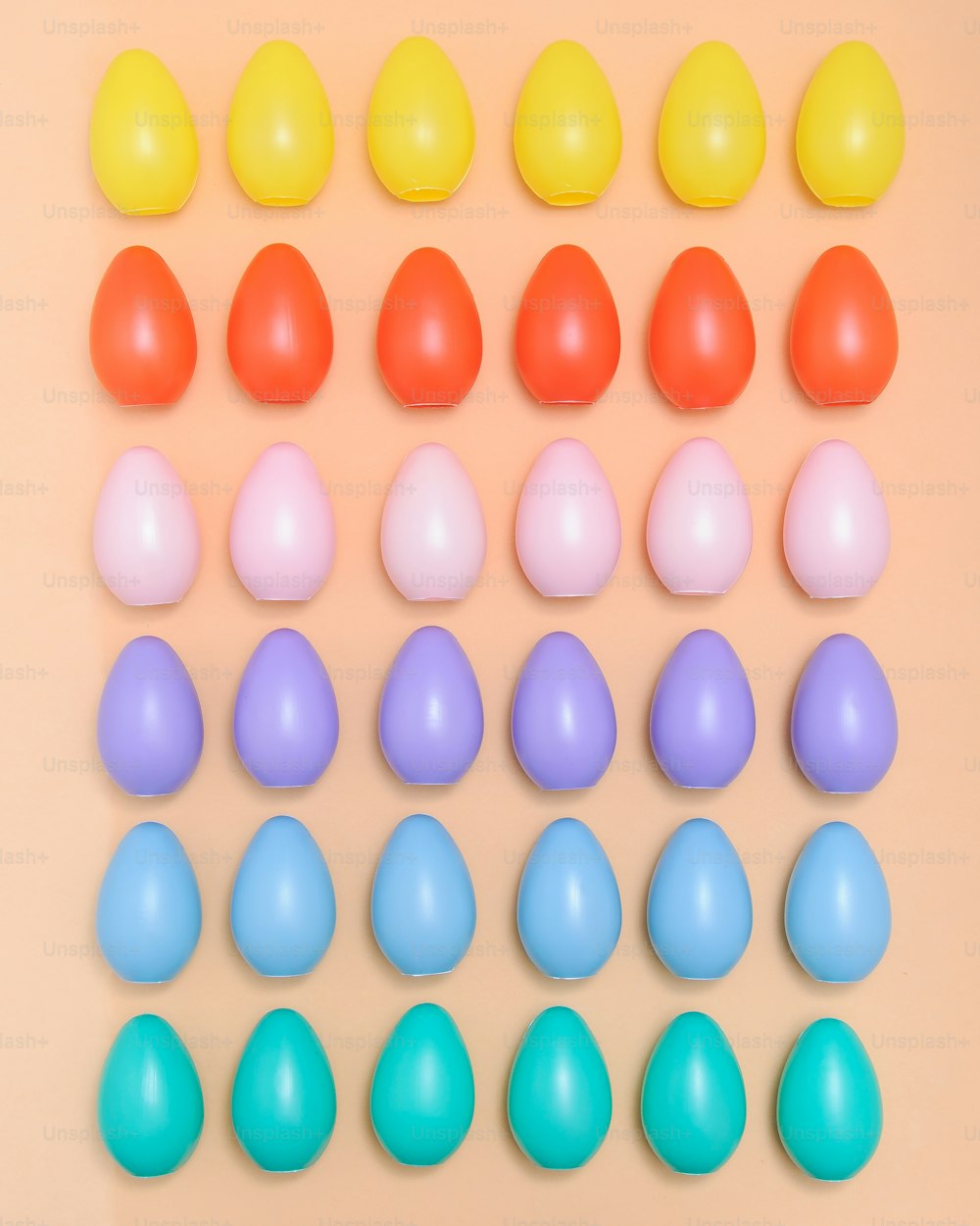 Un grupo de huevos de plástico sentados encima de una mesa