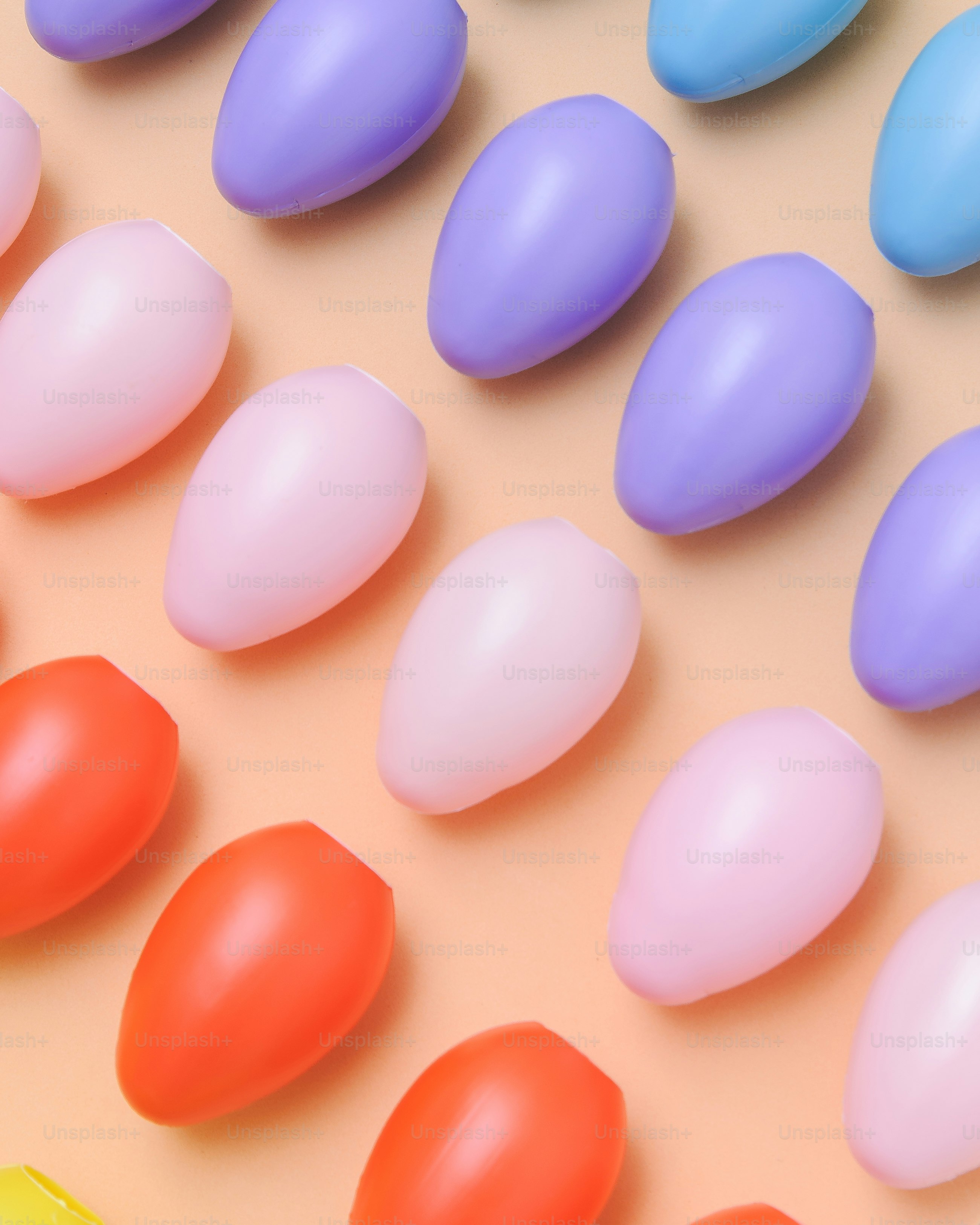 um grupo de ovos de plástico sentados em cima de uma mesa
